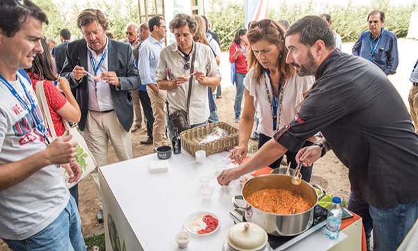 O evento terminou com um show cooking de arroz Carolino confecionado pelo chef José Lino que permitiu comprovar o potencial gastronómico deste tipo de