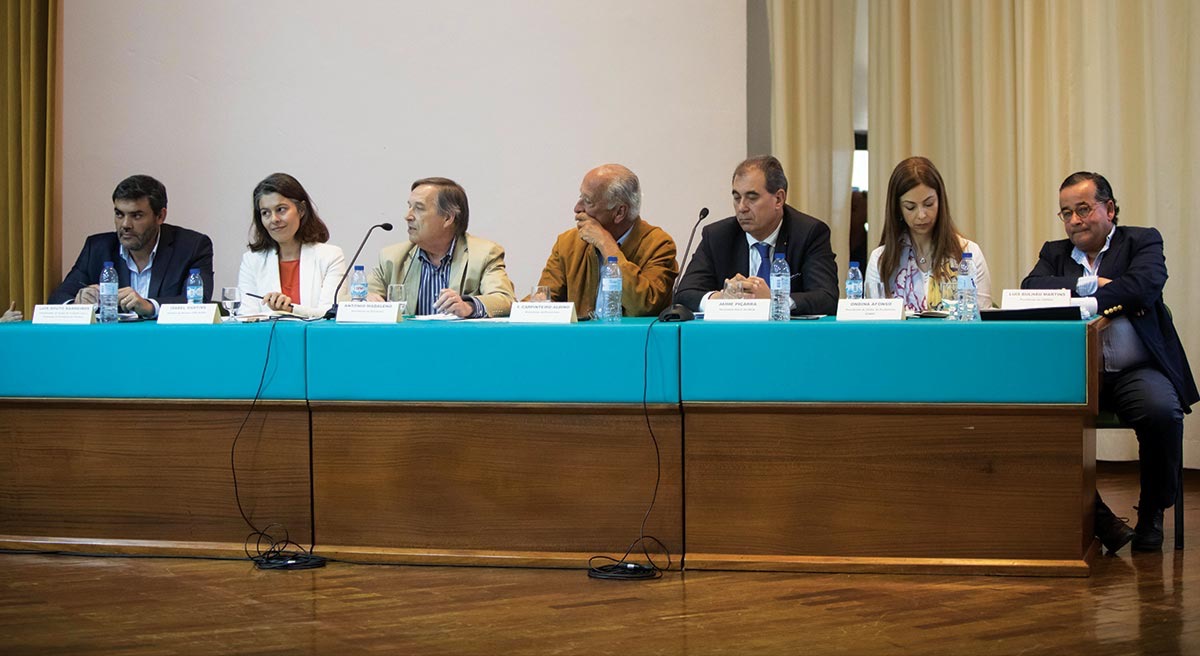 Painel de debate com representantes da produção, indústria e distribuição