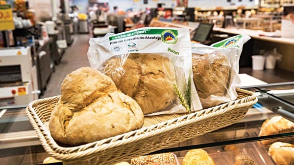 Pão de “Cereais do Alentejo” numa das cadeias de supermercados que já comercializa produtos da marca